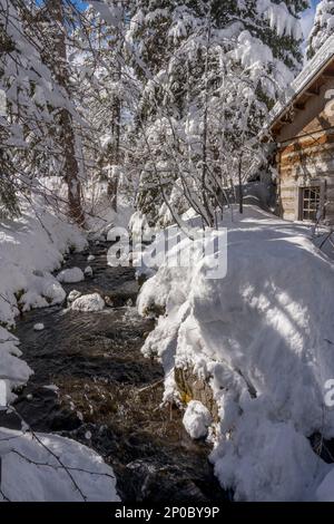 Winterscene avec la crique devant le bar Owl à Sundance Resort, également connu sous le nom de Sundance Mountain Resort, qui est une station de ski située à 13 miles Banque D'Images