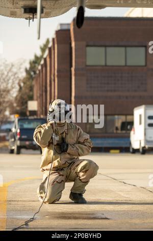 Le sergent d'état-major Nicholas Day, un chef d'équipage du 124th Escadron de maintenance, lance un Thunderbolt II A-10 de niveau 4 orienté mission depuis Gowen Field, le 4 février 2023. Les membres de l'escadre de combat de 124th ont passé la fin de semaine à divers niveaux du PPPA, en réorientant leur formation sur les conflits entre pairs. Banque D'Images