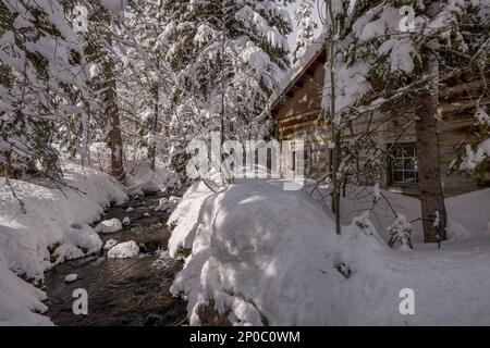 Winterscene avec la crique devant le bar Owl à Sundance Resort, également connu sous le nom de Sundance Mountain Resort, qui est une station de ski située à 13 miles Banque D'Images