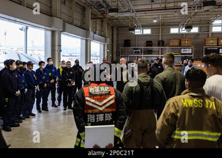 James Welch, chef adjoint des pompiers de la Station aérienne du corps des Marines, s'adresse aux participants à la fin d'une formation d'intervention d'urgence au MCAS Iwakuni, au Japon, le 10 février 2023. Cette formation est une exigence annuelle pour les Marines de sauvetage et de lutte contre les incendies d'aéronefs (ARFF) dans lesquelles ils et le personnel des services d'incendie et d'urgence de la ville d'Iwakuni coopèrent pour améliorer la préparation et l'efficacité lors de la réponse aux incidents de victimes de masse sur la base en vue de scénarios réels potentiels. Banque D'Images