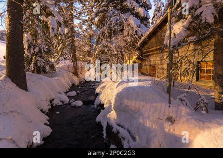 Hivernage la nuit avec la crique devant le bar Owl de Sundance Resort, également connu sous le nom de Sundance Mountain Resort, qui est une station de ski située Banque D'Images