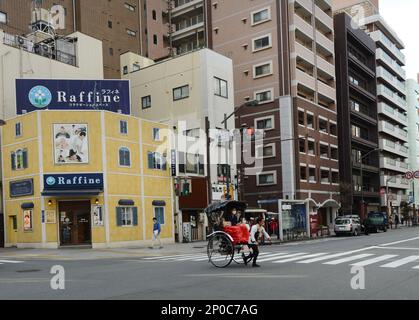 Visite guidée par un homme traditionnel tiré en pousse-pousse à Asakusa, Tokyo, Japon. Banque D'Images