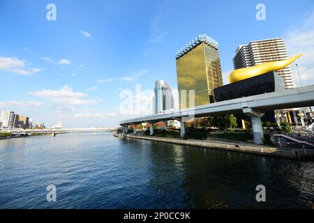 Vue sur la rivière Sumida, orientée vers le nord, depuis le pont Azuma à Tokyo, Japon. Banque D'Images