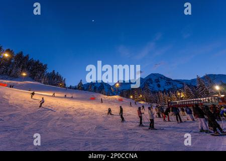 Personnes ski de nuit à Sundance Resort, également connu sous le nom de Sundance Mountain Resort, qui est une station de ski située à 13 miles (21 km) au nord-est de Provo, Uta Banque D'Images