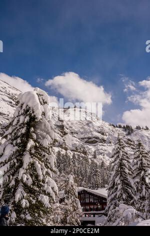Vue sur les parois enneigées du canyon à Sundance Resort, également connu sous le nom de Sundance Mountain Resort, qui est une station de ski située à 13 miles (21 km) de northe Banque D'Images