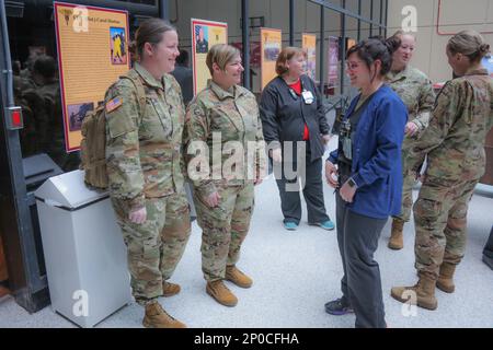 Aujourd'hui, l'Hôpital communautaire de l'Armée de terre de Blanchfield a célébré les 122 ans du corps d'infirmières de l'Armée par une cérémonie avec un conférencier invité spécial, le colonel (retraité) John Hudock, ancien chef adjoint du corps d'infirmières de l'Armée de terre. Banque D'Images