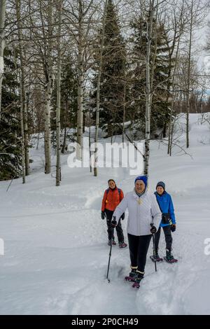 Trois femmes (libérées), dont un senior de 90 ans, raquette au Nordic Center of the Sundance Resort, également connu sous le nom de Sundance Mountain Resor Banque D'Images