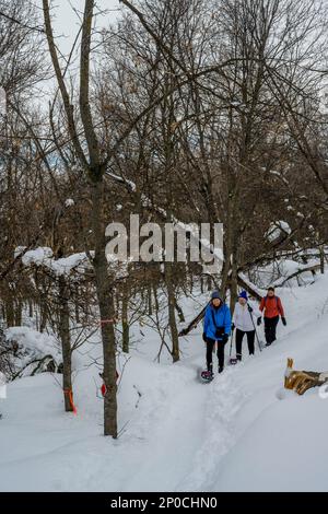 Trois femmes (libérées), dont un senior de 90 ans, raquette au Nordic Center of the Sundance Resort, également connu sous le nom de Sundance Mountain Resor Banque D'Images