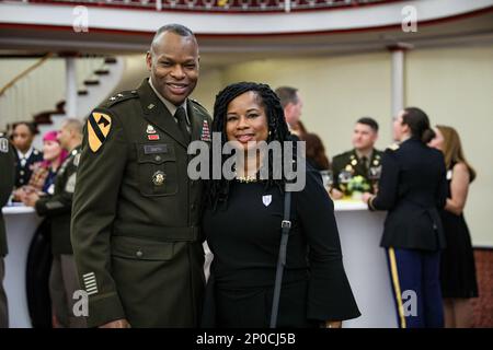 Le général de division James Smith, commandant général, 21st Theatre Sustainability Command, à gauche, et le conjoint Catrina Smith, à droite, posent pour une photo au milieu de la réception du nouvel an 21st du TSC, le 20 janvier au club d'Armstrong sur Vogelweh. Il s'agit de la première réception du nouvel an que les TSC 21st ont pu avoir avec leurs alliés et partenaires en raison des restrictions de la COVID-19. Banque D'Images