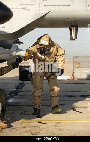 Le sergent d'état-major Nicholas Day, un chef d'équipage du 124th Escadron de maintenance, lance un Thunderbolt II A-10 de niveau 4 orienté mission depuis Gowen Field, le 4 février 2023. Les membres de l'escadre de combat de 124th ont passé la fin de semaine à divers niveaux du PPPA, en réorientant leur formation sur les conflits entre pairs. Banque D'Images