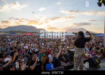 Victoria Fatukasi, chanteuse, 39th Army Band, Garde nationale de l’Armée du New Hampshire, captive un public de spectateurs avec sa présentation vocale de « I Wira survive » par Gloria Gaynor, lors de la représentation du groupe au salon de l’Ilopango, à l’extérieur de la capitale San Salvador, El Salvador, le 4 février. C’était le premier voyage de Fatukasi en El Salvador ; elle a été stupéfaite par l’accueil et l’enthousiasme des Salvadoriens. « En toutes mes années de représentation, ce soir a été un pic et, sans aucun doute, un des plus grands moments de ma vie », a déclaré Fatukasi. « Jouer pour que beaucoup de gens se soient bien Banque D'Images