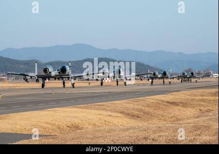A-10C Thunderbolt IIS, affecté au 25th Fighter Squadron, taxi sur la piste à la base aérienne d'Osan, République de Corée, 30 janvier 2023. L’avion a décollé dans le cadre d’un événement d’entraînement d’une semaine qui a mis à l’épreuve la capacité d’Osan à exécuter des opérations dans des conditions de menace réalistes. Banque D'Images