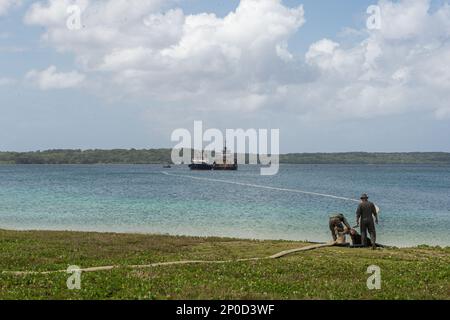 BASE NAVALE GUAM, Santa Rita, Guam (14 février 2023) les marins du Bataillon de manutention du fret de la Marine, sous la direction du commandant de la Force opérationnelle 75 et des Marines du combat Logistics Regiment 3, effectuent une évolution du système de transfert de carburant opérationnel littoral distribué (DLOFTS) pendant le COPE North 2023 à la base navale de Guam, le 14 février 2023. L'événement multilatéral de formation rassemble environ 1 000 États-Unis Des aviateurs, des Marines et des marins aux côtés de 1 000 membres combinés de la Force aérienne japonaise d'autodéfense, de la Royal Australian Air Force et de la Force aérienne et spatiale française. Des exercices comme Cope North améliorent interoperabili Banque D'Images