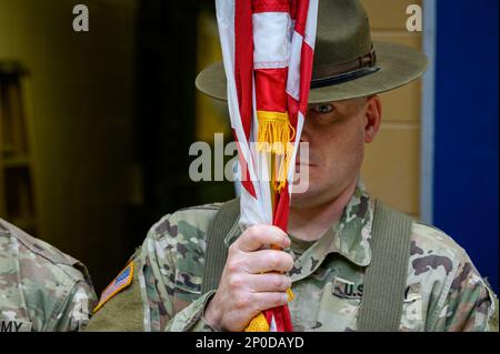 ÉTATS-UNIS Le sergent d'état-major Ralph Bird, Bataillon de recrutement et de maintien en poste, occupe le drapeau américain lors d'une cérémonie de changement de commandement au Centre d'entraînement de la Garde nationale à Sea Girt, New Jersey, le 8 janvier 2023. Le lieutenant-colonel Nicholas M. Hoffman a cédé le commandement du bataillon de recrutement et de maintien en poste au lieutenant-colonel Vincent Tirri. Banque D'Images