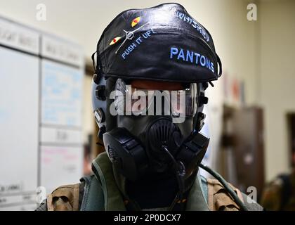 Le premier lieutenant Moritz “Whiskey” Wienke, pilote du 35th Fighter Squadron, porte un masque à gaz M-50 à la base aérienne de Kunsan, République de Corée, le 13 janvier 2023. Les forces aériennes du Pacifique ont envoyé une équipe conjointe de représentants et d’experts en la matière à Kunsan pour effectuer le premier essai et la validation par le commandant principal des tactiques, techniques et procédures de guerre contre-chimique dans le cadre du programme de protection de l’équipage de la prochaine génération. Banque D'Images