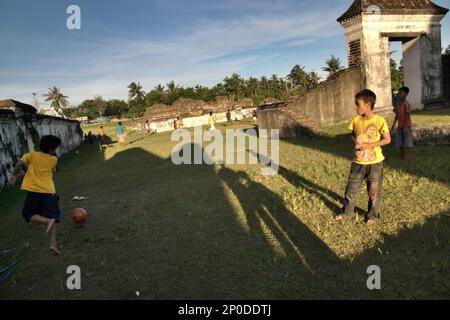 Les champs d'herbe plate entre les ruines sont des endroits préférés pour les enfants de jouer au football au palais Kaibon, un des objets du patrimoine culturel de la période de Banten Sultanat situé dans la région maintenant appelée Banten Lama (ancienne Banten) à Serang, Banten, Indonésie, sur cette photo prise en 2010. Une étude de terrain menée récemment par Nurikah et E. Rakhmat Jazuli (Faculté de droit, Université Sultan Ageng Tirtayasa, Banten) a révélé qu'il y avait de nombreuses violations contre le traitement des objets du patrimoine culturel dans la région. Les gens "mènent des activités sportives dans l'environnement des objets du patrimoine culturel, Banque D'Images