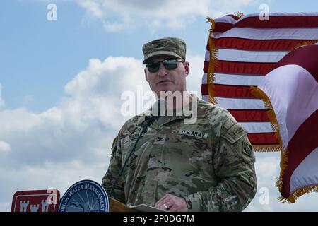 SOUTH BAY, Floride – 22 février 2023 --les États-Unis Le corps des ingénieurs de l'armée (USACE), le district de Jacksonville et le district de gestion des eaux du sud de la Floride (SFWMD) ont été célébrés par une cérémonie révolutionnaire au projet de réservoir de la zone agricole des Everglades (EAA). Le projet servira de base à la restauration de la partie centrale de l'écosystème des Everglades et à l'acheminement de l'eau vers le sud. Le colonel James Booth, commandant du district de Jacksonville, s'adresse aux invités lors de la cérémonie d'inauguration. Banque D'Images