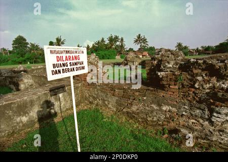 Un panneau avertissant les gens de ne pas se laisser aller ou se faire du poo dans la région, est vu dans un complexe de ruines du palais Kaibon, un patrimoine culturel de la période du Sultanat de Banten situé dans une région appelée Banten Lama (ancienne Banten) à Serang, Banten, Indonésie, sur cette photo prise en 2004. Une étude de terrain menée récemment par Nurikah et E. Rakhmat Jazuli (Faculté de droit, Université Sultan Ageng Tirtayasa, Banten) a révélé qu'il y avait de nombreuses violations contre le traitement des objets du patrimoine culturel dans la région. Banque D'Images