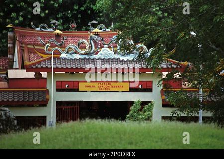 Avalokiteshvara Vihara, l'un des plus anciens temples chinois d'Indonésie, situé dans une région appelée Banten Lama (ancienne Banten) à Serang, Banten, Indonésie, sur cette photo prise en 2004. Une équipe de scientifiques dirigée par dimanche Oladipo Oladeji a écrit dans leur article de recherche publié dans les journaux Sage sur 28 octobre 2022, que « la durabilité du patrimoine culturel est fortement liée à la participation effective des communautés locales à la conservation et à la gestion de ces ressources. » Banque D'Images