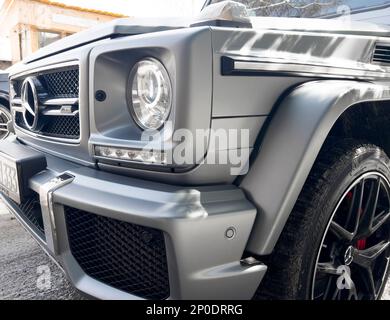 Erevan, Arménie, 25 février 2023 : Mercedes classe G G-63. Gros plan sur les phares. Vue latérale Mercedes Benz G 63 gris mat. Banque D'Images