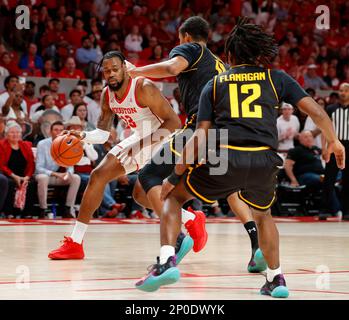 Houston, Texas, États-Unis. 2nd mars 2023. L'avant de Houston J'WAN Roberts (13) déplace le ballon lors d'un match de basket-ball universitaire NCAA entre Houston et Wichita State le 2 mars 2023, à Houston. (Credit image: © Scott Coleman/ZUMA Press Wire) USAGE ÉDITORIAL SEULEMENT! Non destiné À un usage commercial ! Banque D'Images