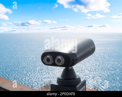 Jumelles touristiques. Une plate-forme de visualisation pour les touristes. Jumelles fixes. Télescope binoculaire sur le pont d'observation pour le tourisme. Filet de mer Banque D'Images