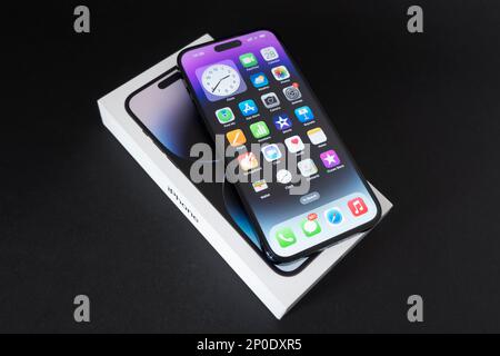 Erevan, Arménie, 28 février 2023: IPhone et paquet Apple iPhone 14 Pro Max debout sur une table noire. Affichage de la fonction d'îlot dynamique Banque D'Images