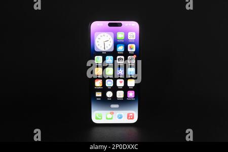 Erevan, Arménie, 28 février 2023: Apple iPhone 14 Pro Max debout sur une table noire. Affichage de la fonction d'îlot dynamique Banque D'Images