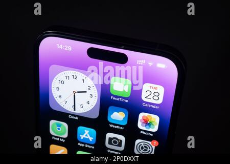 Erevan, Arménie, 28 février 2023: Apple iPhone 14 Pro Max debout sur une table noire. Affichage de la fonction d'îlot dynamique Banque D'Images