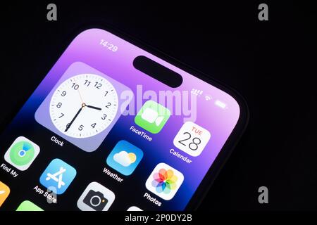 Erevan, Arménie, 28 février 2023: Apple iPhone 14 Pro Max debout sur une table noire. Affichage de la fonction d'îlot dynamique Banque D'Images