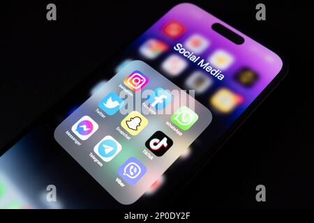 Erevan, Arménie, 28 février 2023: Apple iPhone 14 Pro Max avec des icônes des médias sociaux facebook, instagram, twitter application à l'écran. Médicament social Banque D'Images