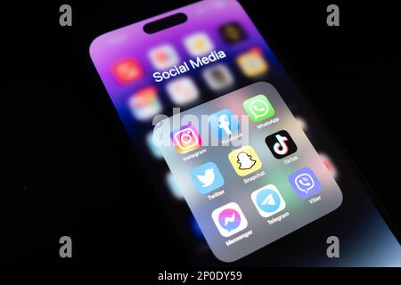 Erevan, Arménie, 28 février 2023: Apple iPhone 14 Pro Max avec des icônes des médias sociaux facebook, instagram, twitter application à l'écran. Médicament social Banque D'Images