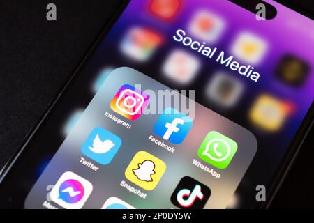 Erevan, Arménie, 28 février 2023: Apple iPhone 14 Pro Max avec des icônes des médias sociaux facebook, instagram, twitter application à l'écran. Médicament social Banque D'Images