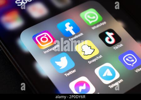 Erevan, Arménie, 28 février 2023: Apple iPhone 14 Pro Max avec des icônes des médias sociaux facebook, instagram, twitter application à l'écran. Médicament social Banque D'Images