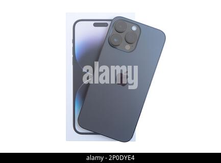 Erevan, Arménie, 28 février 2023: IPhone et paquet Apple iPhone 14 Pro Max debout sur une table blanche. Affichage de la fonction d'îlot dynamique Banque D'Images