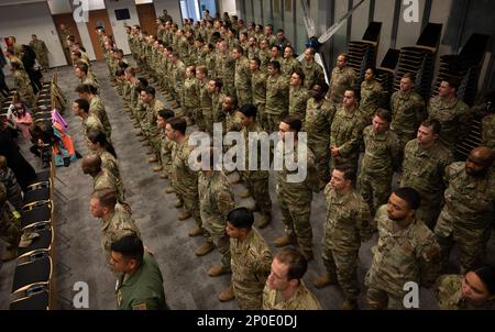 BASE AÉRIENNE DE RAMSTEIN, Allemagne - plus de 200 membres affectés à la 435th Escadre des opérations aériennes au sol, 521st Escadre de la mobilité aérienne, 86th Escadre du transport aérien, ici, Et la 52nd Fighter Wing Wing, située à la base aérienne de Spangdahlem, a reçu des décorations de la Force aérienne lors d'une cérémonie de remise des prix à la base aérienne de Ramstein, en Allemagne, le 3 février 2023. Lorsqu’ils ont été associés aux homologues militaires et civils polonais, les membres de l’escadre des opérations aériennes au sol de 435th et de l’escadre des opérations de mobilité aérienne de 521st ont remporté le prix de l’équipe du trimestre. Banque D'Images