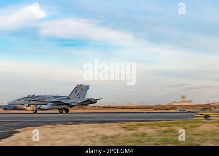 A ÉTATS-UNIS Marine corps F/A-18C Hornet, affecté au Marine Fighter Attack Squadron (VMFA) 312, Marine corps Air Station Beaufort (Caroline du Sud), attrape un câble de système d'arrêt d'avion (AAS) lors d'une certification annuelle à la base aérienne de Yokota (Japon), le 6 janvier 2023. L'AAS utilise un câble de masse et les crochets d'arrêt fixés à la queue d'un avion pour le ralentir en toute sécurité. Banque D'Images