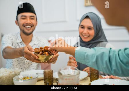 un bol de dates pour l'iftar apporté par un ami Banque D'Images