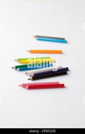 Bande de fun mini crayons de couleur isolé sur blanc. Groupe des crayons de bois coloré petit mignon. Selective focus sur le bleu Banque D'Images