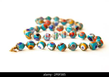 Perles de verre de Murano Original avec motif floral necklace isolés. Traditionnel vénitien bijoux en verre millefiori colorés. Chaîne de perles bleues, focu Banque D'Images