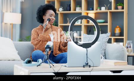 Une influenceur féminine enregistrant un didacticiel de maquillage pour son blog de beauté ou son canal de diffusion en direct à la maison. Jeune femme créant du contenu et s'engageant avec Banque D'Images