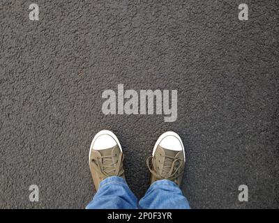 Pied ou en pieds selfies chaussures toile debout sur asphalte de point de vue personnel Banque D'Images