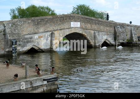 Vue sur le pont au potter Heigham Banque D'Images