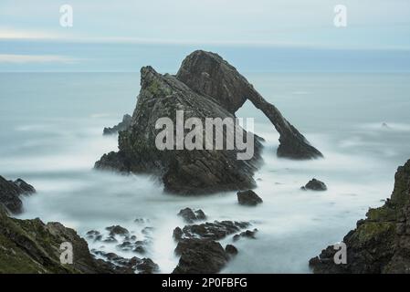 Arche de mer quartzite au crépuscule, Bow Fiddle Rock, Portknock, Moray Firth, Moray, Écosse, Royaume-Uni Banque D'Images