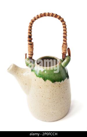 Jolie petite théière en céramique asiatique vitrage isolé sur blanc. Cute tall green tea pot traditionnel japonais avec poignée en osier Banque D'Images