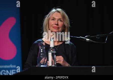 Cologne, Allemagne. 02nd mars 2023. L'actrice Therese Hämer lit au lit.Cologne, le festival international de la littérature crédit: Horst Galuschka/dpa/Horst Galuschka dpa/Alay Live News Banque D'Images