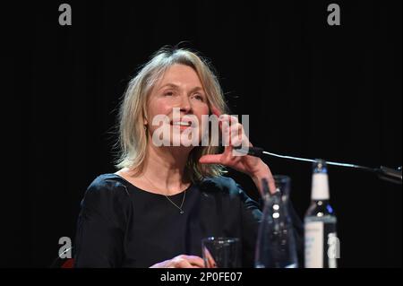 Cologne, Allemagne. 02nd mars 2023. L'actrice Therese Hämer lit au lit.Cologne, le festival international de la littérature crédit: Horst Galuschka/dpa/Horst Galuschka dpa/Alay Live News Banque D'Images