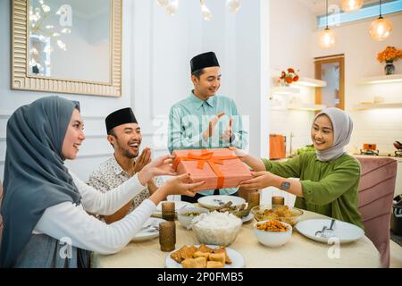 Deux couples musulmans célèbrent et donnent des cadeaux à leurs amis Banque D'Images