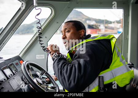 Master-at-Arms 2nd classe Keenan Martin communique par radio à bord d’un bateau de sécurité portuaire lors d’un exercice d’entraînement contre le terrorisme à Commander Fleet Activities Sasebo (CFAS) dans le cadre de l’évaluation régionale de l’installation (SACR), le 15 février 2023. Le SACR fait partie du cycle d’entraînement et de certification du commandant, Marine installations Command (CNIC), de la Force de sécurité de la Marine, qui teste l’intervention et l’état de préparation de la force de sécurité d’une installation. Banque D'Images