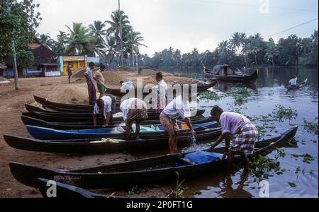 Fisher hommes au travail. Les eaux de Kerala, Inde Banque D'Images